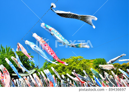 五月鯉魚在香噴噴的佐賀縣川上峽谷游泳 89436697