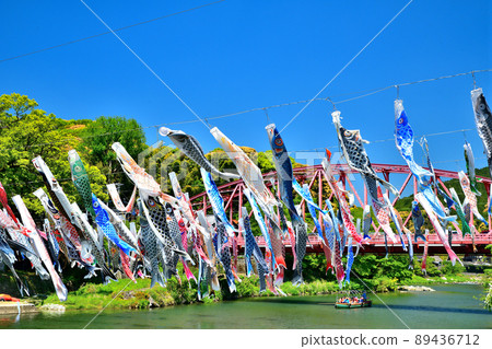 五月鯉魚在香噴噴的佐賀縣川上峽谷游泳 89436712