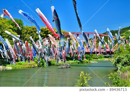 五月鯉魚在香噴噴的佐賀縣川上峽谷游泳 89436713