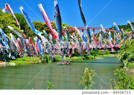 五月鯉魚在香噴噴的佐賀縣川上峽谷游泳 89436715