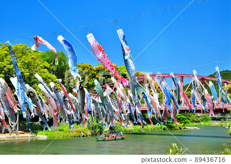 五月鯉魚在香噴噴的佐賀縣川上峽谷游泳 89436716