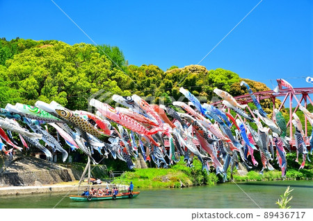 五月鯉魚在香噴噴的佐賀縣川上峽谷游泳 89436717