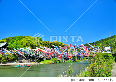 五月鯉魚在香噴噴的佐賀縣川上峽谷游泳 89436719