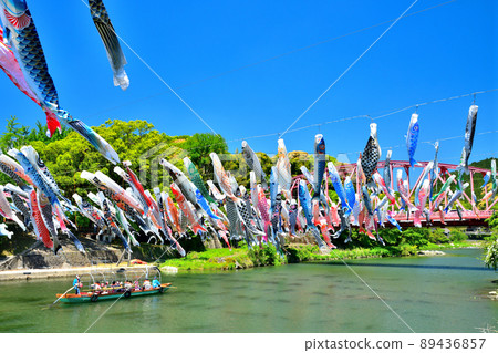 五月鯉魚在香噴噴的佐賀縣川上峽谷游泳 五月鯉魚在香噴噴的佐賀縣川上峽谷游泳 89436857