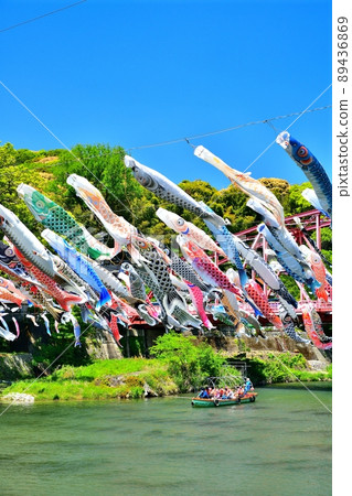 五月鯉魚在香噴噴的佐賀縣川上峽谷游泳 89436869