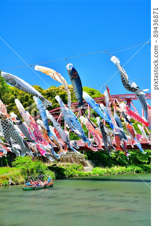 五月鯉魚在香噴噴的佐賀縣川上峽谷游泳 89436871