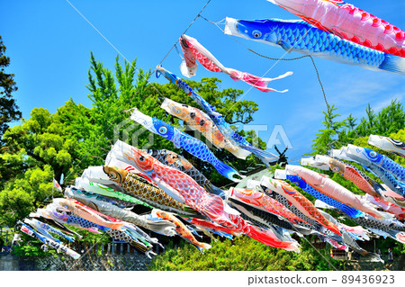 五月鯉魚在香噴噴的佐賀縣川上峽谷游泳 89436923