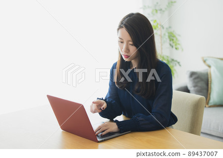 遠程辦公 客廳 個人電腦 遠程辦公 客廳 個人電腦 89437007