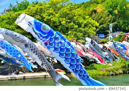 五月鯉魚在香噴噴的佐賀縣川上峽谷游泳 89437141