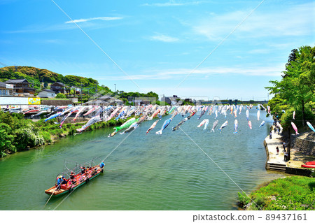 May carp swimming in the fragrant Kawakami Gorge, Saga Prefecture 89437161