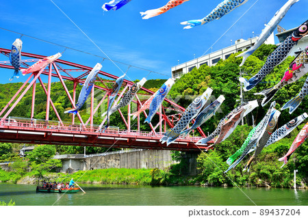 五月鯉魚在香噴噴的佐賀縣川上峽谷游泳 89437204