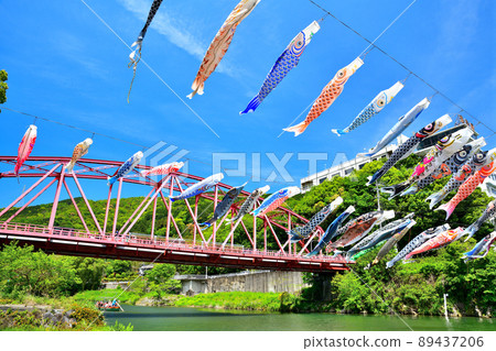 五月鯉魚在香噴噴的佐賀縣川上峽谷游泳 89437206