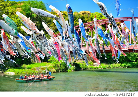 May carp swimming in the fragrant Kawakami Gorge, Saga Prefecture 89437217