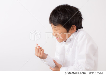 手指受傷的男孩 手指受傷的男孩 89437561