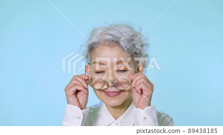 戴眼鏡的高級女人 89438185