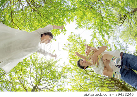 使用在一個新鮮的綠色公園的三人家庭 89438246
