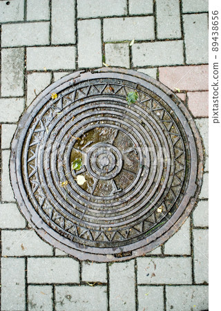 Old manhole 89438656