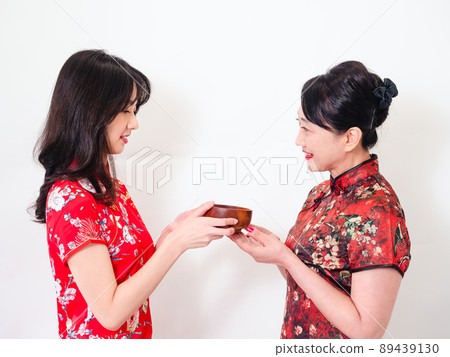 Mature Cheongsam Mother Cheongsam Cheongsam Female Cheongsam White background by Nakataki A wooden head-made hot water bowl (Traditional flag by Tobori). Mature Cheongsam Mother Cheongsam Cheongsam Female Cheongsam White background by Nakataki A wooden head-made hot water bowl (Traditional flag by Tobori). 89439130