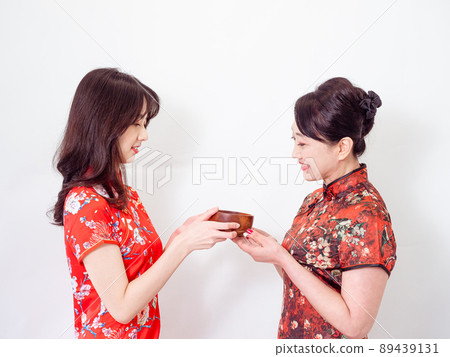Mature Cheongsam Mother Cheongsam Cheongsam Female Cheongsam White background by Nakataki A wooden head-made hot water bowl (Traditional flag by Tobori). Mature Cheongsam Mother Cheongsam Cheongsam Female Cheongsam White background by Nakataki A wooden head-made hot water bowl (Traditional flag by Tobori). 89439131