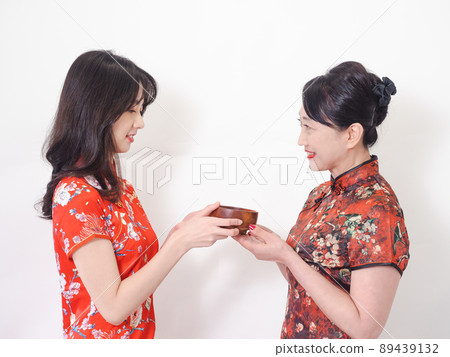 Mature Cheongsam Mother Cheongsam Cheongsam Female Cheongsam White background by Nakataki A wooden head-made hot water bowl (Traditional flag by Tobori). Mature Cheongsam Mother Cheongsam Cheongsam Female Cheongsam White background by Nakataki A wooden head-made hot water bowl (Traditional flag by Tobori). 89439132