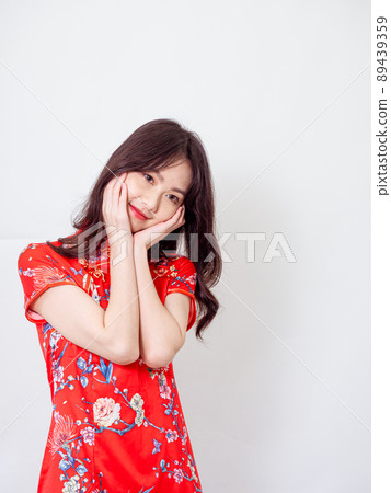 由傳統旗幟，女性旗袍書寫，在白色背景前。 89439359