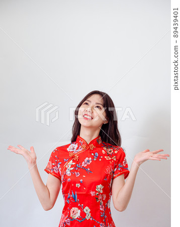 Cheongsam's traditional flag, Cheongsam, female, white background, front stretched open hand, improved movement. Cheongsam's traditional flag, Cheongsam, female, white background, front stretched open hand, improved movement. 89439401