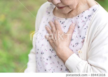 在散步時生病的老年婦女身體部位被割傷 在散步時生病的老年婦女身體部位被割傷 89441816