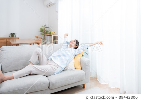 Middle woman relaxing on the sofa 89442800