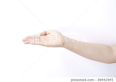 提出某事的婦女的手 89442945