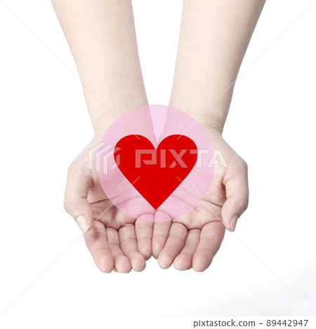 The hand of a woman who presents a heart 89442947