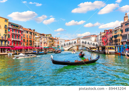 Grand Canal of Venice, view of the Rialto bridge in the Lagoon, Italy 89443204