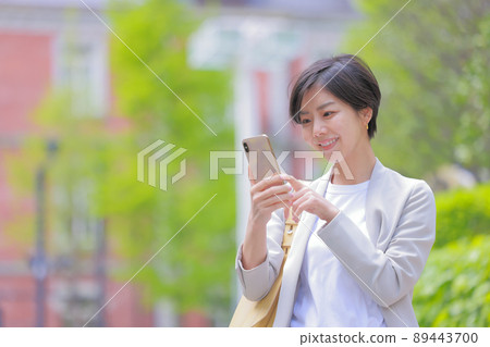 初夏小鎮_操作智能手機的女人1 初夏小鎮_操作智能手機的女人1 89443700