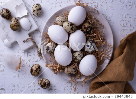 Bowl with chicken and quail raw eggs o Bowl with chicken and quail raw eggs o 89443943