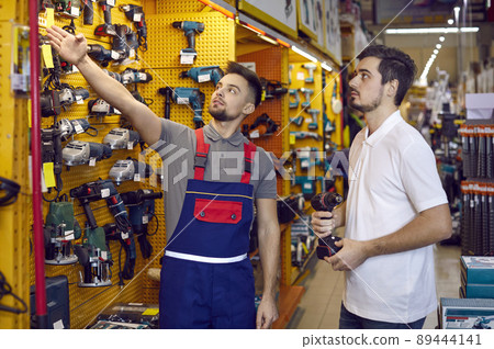 Male consultant help client in building hypermarket 89444141