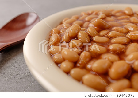 Baked beans with green beans and tomato sauce 89445073