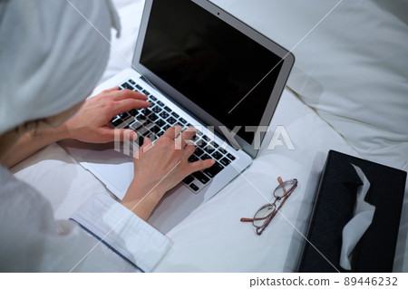 在酒店床上使用筆記本電腦的女人 在酒店床上使用筆記本電腦的女人 89446232