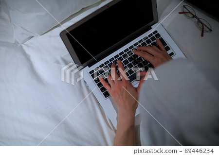 在酒店床上使用筆記本電腦的女人 在酒店床上使用筆記本電腦的女人 89446234
