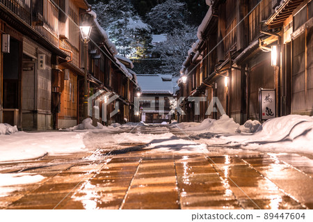 《Ishikawa Prefecture》 Higashi Chaya District with Snow Makeup, Kanazawa City in the Snow 89447604