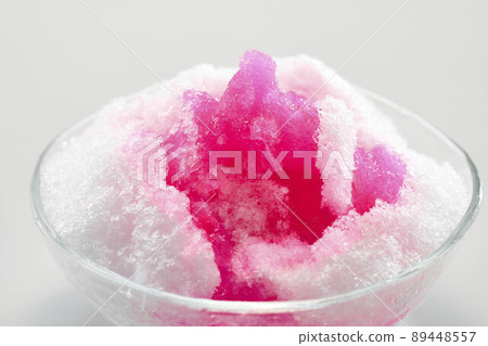 Cold and delicious strawberry shaved ice 89448557