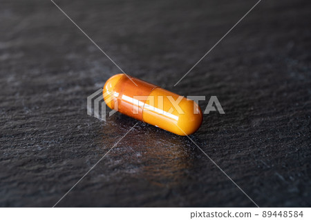 橙色膠囊藥。感冒和維生素。 89448584