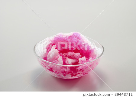 Sweet and cold strawberry shaved ice 89448711