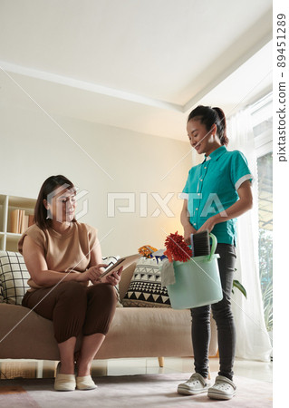 Cleaner Asking to Rate Her Work 89451289
