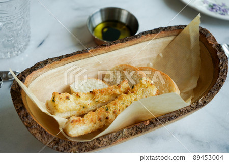 garlic bread in the wooden plate. 89453004