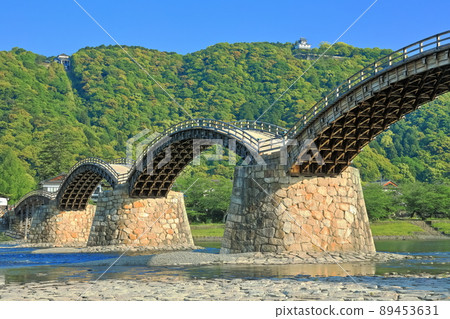 [山口縣]晴空下的錦帶橋和岩國城 89453631