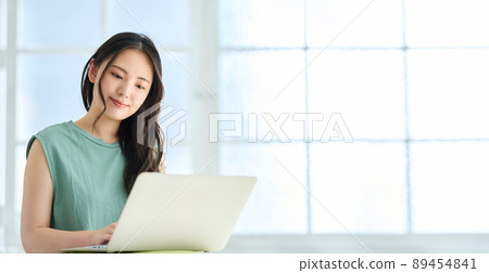 A young woman doing research on a laptop 89454841