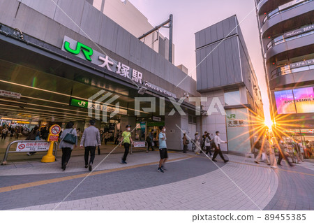 日本大塚站 (北口) 的東京城市景觀和美麗的陽光。大塚站北口站前廣場已更新 日本大塚站 (北口) 的東京城市景觀和美麗的陽光。大塚站北口站前廣場已更新 89455385