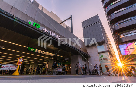 日本大塚站 (北口) 的東京城市景觀和美麗的陽光。大塚站北口站前廣場已更新 日本大塚站 (北口) 的東京城市景觀和美麗的陽光。大塚站北口站前廣場已更新 89455387