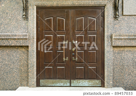 New big wooden oak doors with brass handles. New big wooden oak doors with brass handles. 89457033