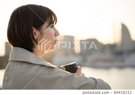 一個在戶外喝咖啡的沉思女人 一個在戶外喝咖啡的沉思女人 89458152