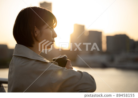 一個在戶外喝咖啡的沉思女人 89458155